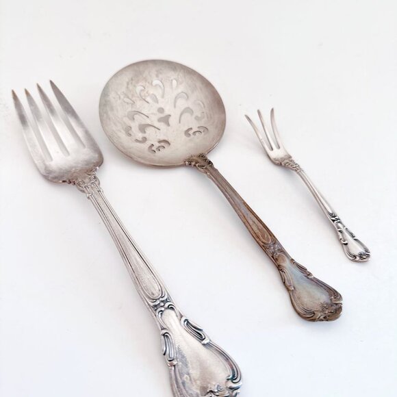 GORHAM STERLING SILVER CHANTILLY SERVING FORK TOMATO SERVER LEMON FORK - Picture 2 of 9